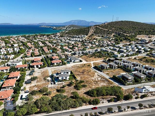 ÇEŞME'DE MERKEZİ KONUMDA DENİZ MANZARALI 1000 M2 İMARLI ARSA