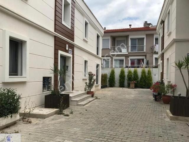 Çeşme'de Satılık Çarşı Marina Yakını Butik Sitede Otoparklı 1+1 Bahçeli Daire