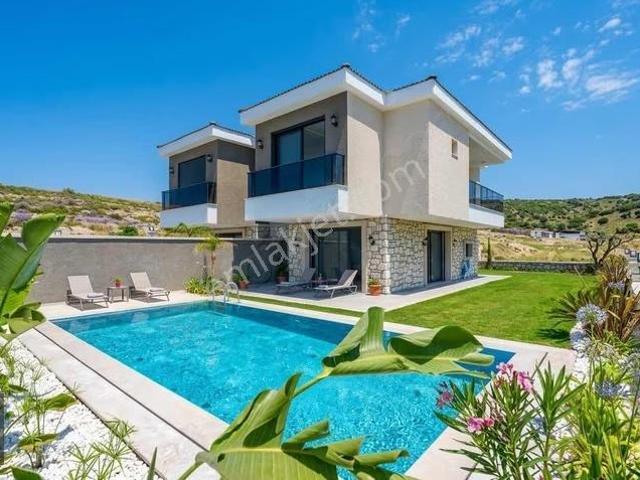 Çeşme'de Satılık Lüks 3+1 Havuzlu Müstakil Villa