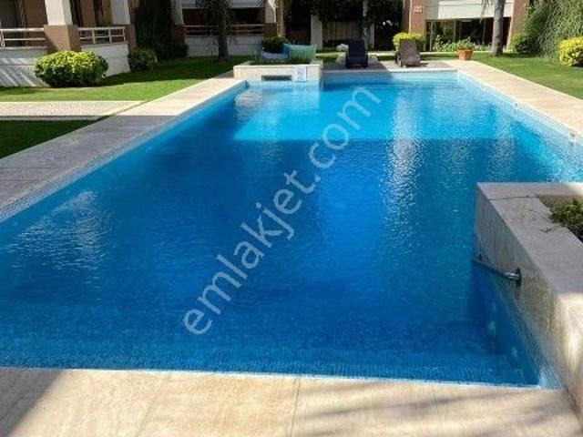 Çeşmede Site İçinde 3+1 Eşyalı Satılık Lüks Daire