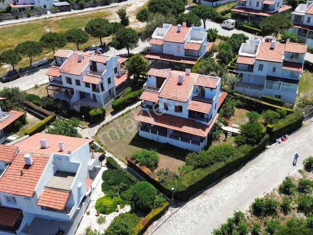 Çeşme'de Site İçinde Deniz Manzaralı 4+1 Villa