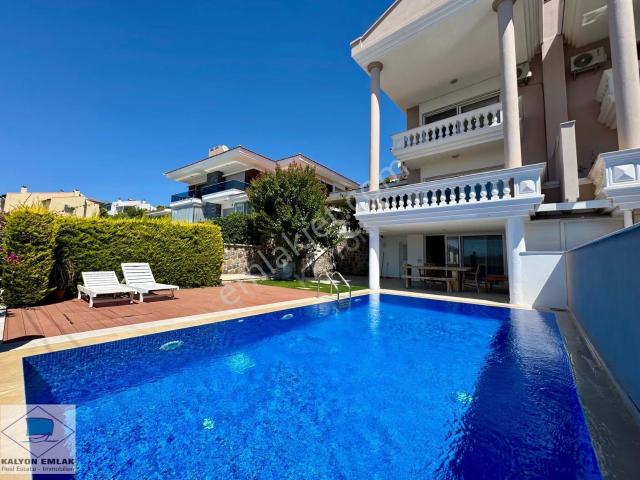 Çeşme'de Yıllık Kiralık Deniz Manzaralı Özel Havuzlu Triplex Ev