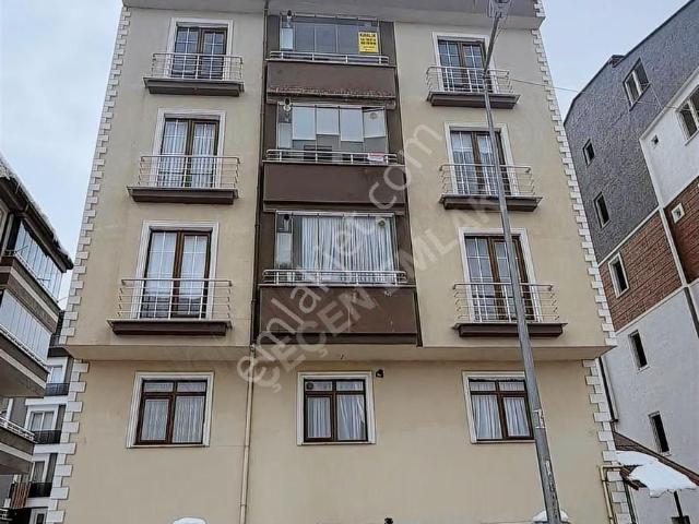 Çeçen Emlak'tan Eski Hastane Acil Yanında Kiralık 3+1 Daire
