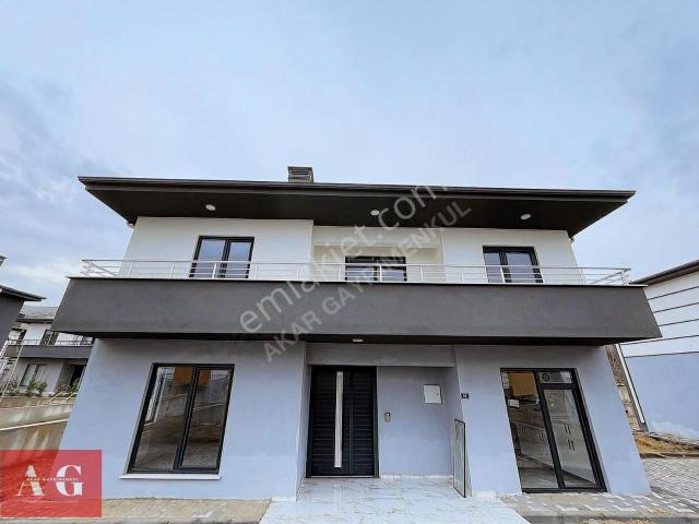 Eşşiz Konum, Geniş Oturum Ve Bahçeli Satılık 3+1 Lüks Villa