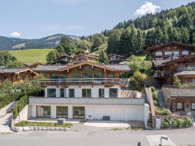 E L E G A N Z T R I F F T A U F E R H O L U N G Luxuschalet im Rohbau