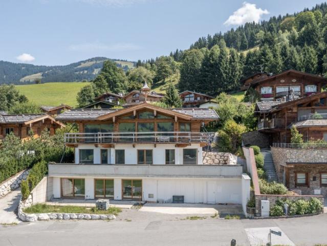 E L E G A N Z T R I F F T A U F E R H O L U N G Luxuschalet im Rohbau