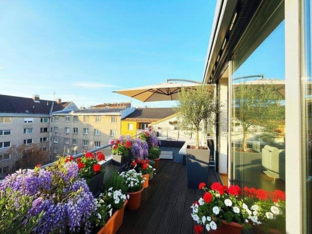 EXKLUSIVE WOHNLAGE + BJ 2008 + 2 Zimmer + ca. 85m² gew. WFL + ca. 19m² Terrasse + Einbauküche + Top Anbindung