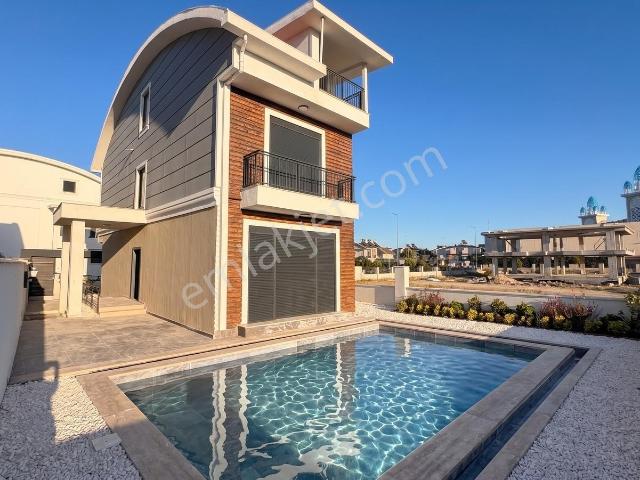 Eşyasız 4+1 Sıfır Müstakil Havuzlu Otoparklı Villa