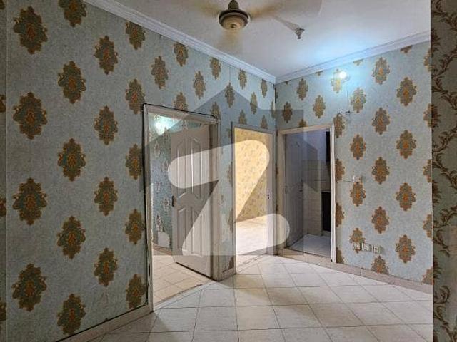 E 11/2 Flat For Rent