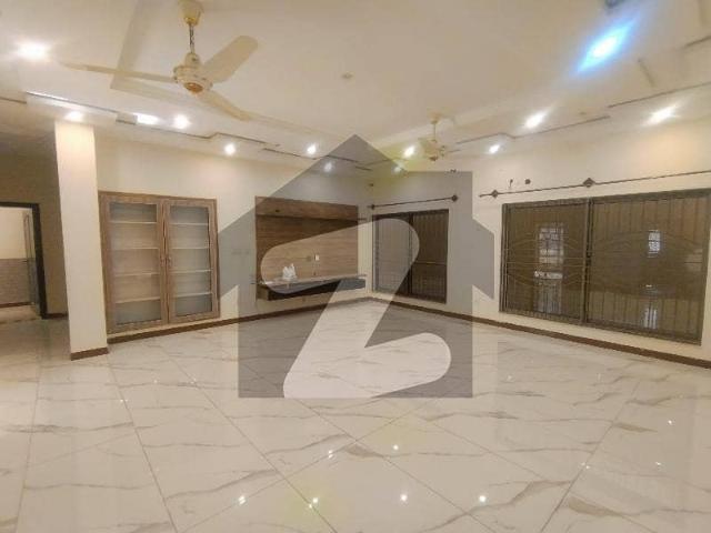 E 11 Mind Blowing Location What A Beautiful Ground And Basement 2 Portions 4 Beds For Rent