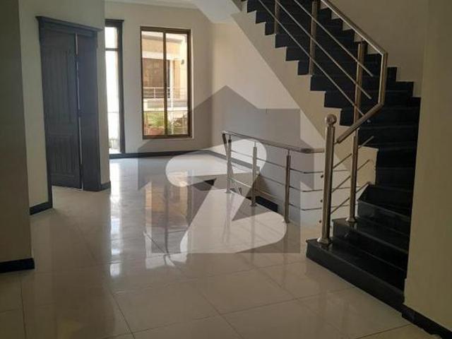 E 11 Out Class Location 6 Marla Triple Story Tiles Flooring 1 Unit House For Rent E 11/1