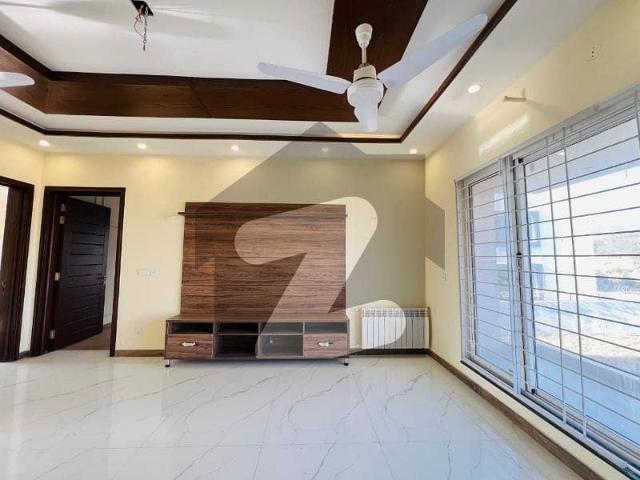 E 11 400 Yard Ground Plus Basement Portion 5 Bedrooms Available For Rent
