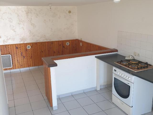 ECOTAY L OLME ECOTAY L'OLME, logement 3 pièces à louer.