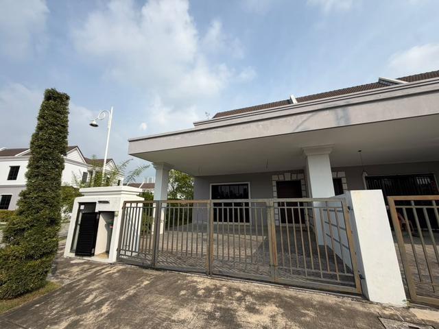 Eco Meadows GGuarded Corner Unit Double Storey Terrace Nice Unit