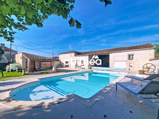 ECHEBRUNE | CHARENTAISE RÉNOVÉE | 4 CHAMBRES | 211m2 HAB | Terrain: 2500m2 | PISCINE | DEPENDANCES