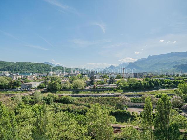 ECHIROLLES T4 81 m² Vue sur montagnes Etage élevé avec ascenseur Fort potentiel + projection home staging