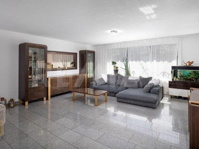 Eck Haus in Anglikon: 5.5 Zimmer mit Garten