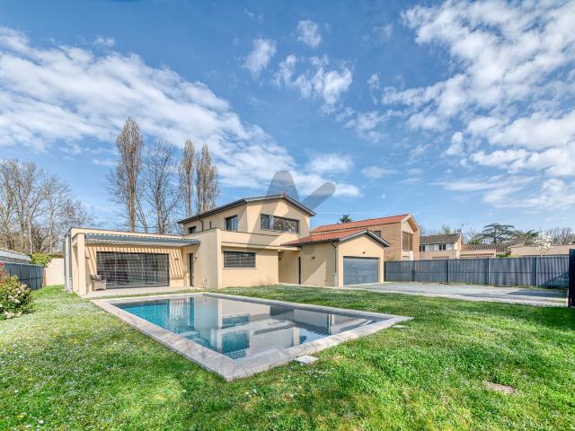 Ecully Les Serres: Une maison contemporaine de 189m2, 5 chambres, terrasse, jardin, piscine et garage