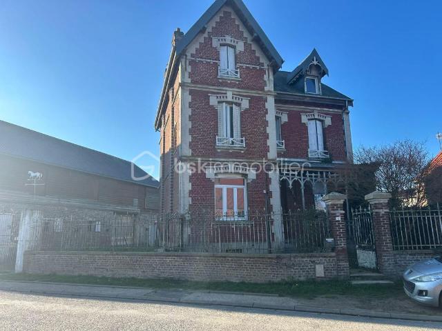 Ecurie de propriétaire et sa belle maison en brique
