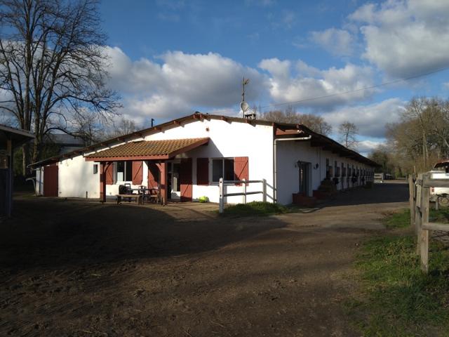 Ecuries et maison d'habitation sur un centre d'entraînement