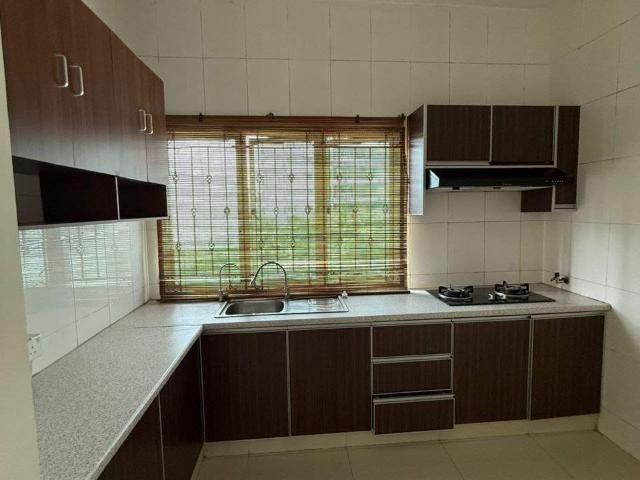 [East Lake] Middle Room Share Bathroom Near South City Plaza, UPM, APU, MRT