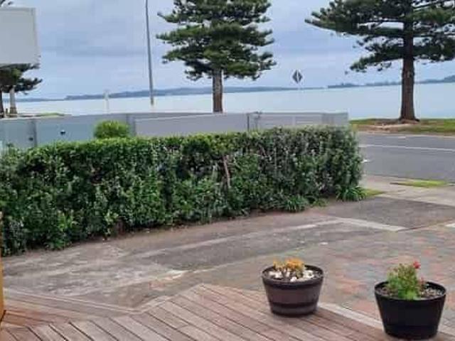 Eastern Beach. Waters Edge