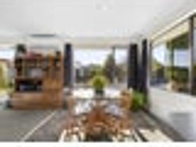 Easy Care Living in a Handy Location!