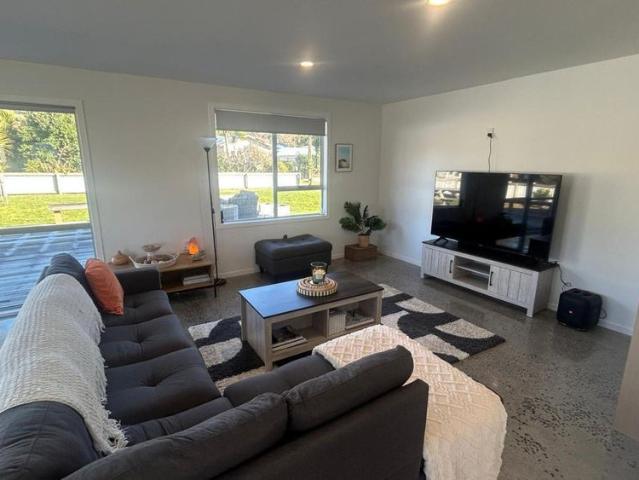 Easy coastal living at Waimarama Beach