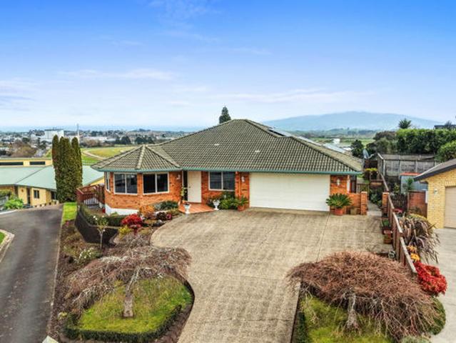 Easy Living with Outstanding Views