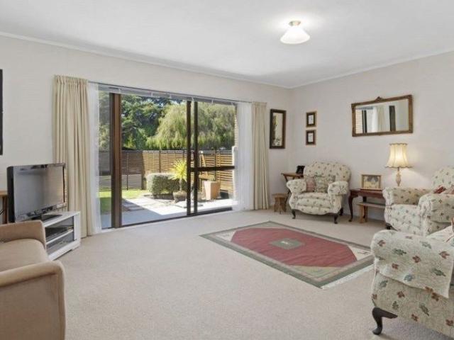 Easy Living in a Prime Location – Snap This Up!