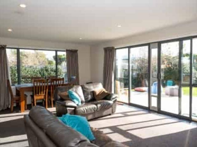 Easy Living in a Prime Renwick Location