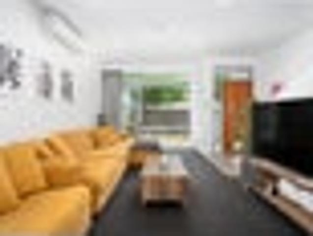 Easy Living in Island Bay
