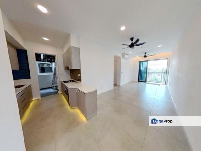 Easy stroll to LRT, Office, Mall, Excellent amenities