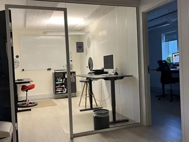 Eget kontor med plads til flere skrivebordspladser