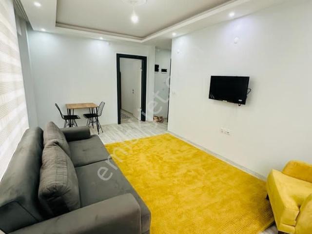 Ege Emlak'tan Çarşıya Yakın Ayrı Mutfak 1+1 Geniş Kiralık Daire