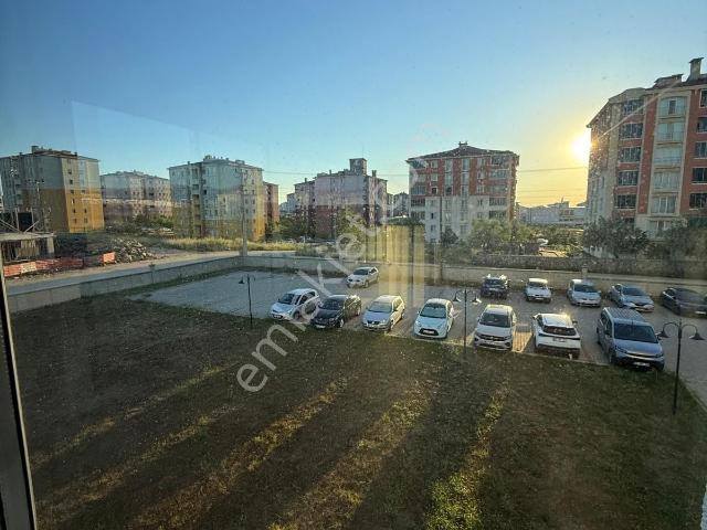 Ege Emlak'tan Yeni Mahalle De Ara Kat 3+1 Kiralık Daire