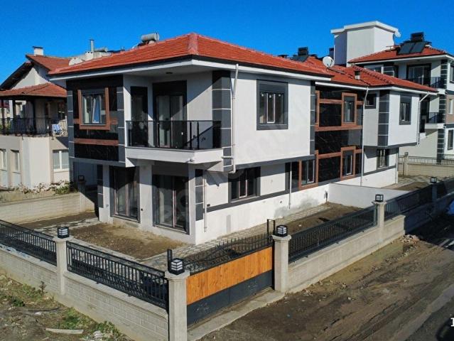 EGEPORT EMLAKTAN SATILIK ARIKBAŞINDA 4+1 İKİZ VİLLA