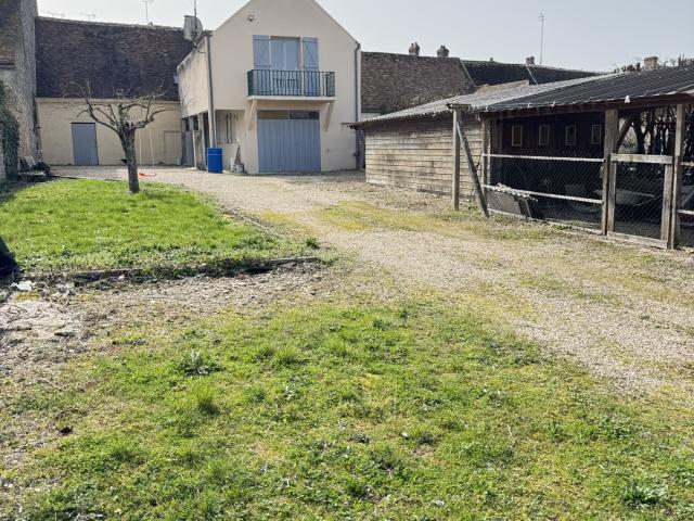 EGREVILLE CENTRE MAISON DE VILLE RENOVEE SUR 856M2 avec dépendance