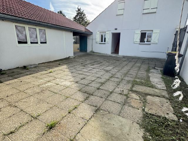 EGREVILLE MAISON 3 CHAMBRES SUR 1335 m2 clos avec dépendances