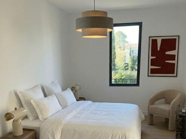 ÉGUILLES VILLA CONTEMPORAINE PRESTATIONS HAUT DE GAMME DOMAINE SÉCURISÉ