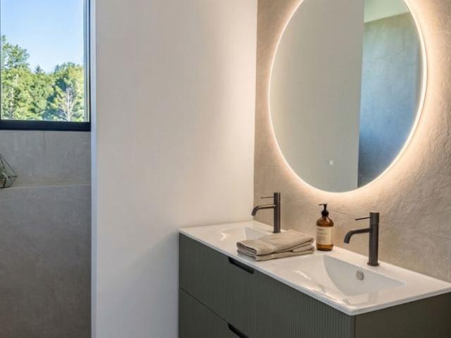 ÉGUILLES VILLA CONTEMPORAINE PRESTATIONS HAUT DE GAMME DOMAINE SÉCURISÉ