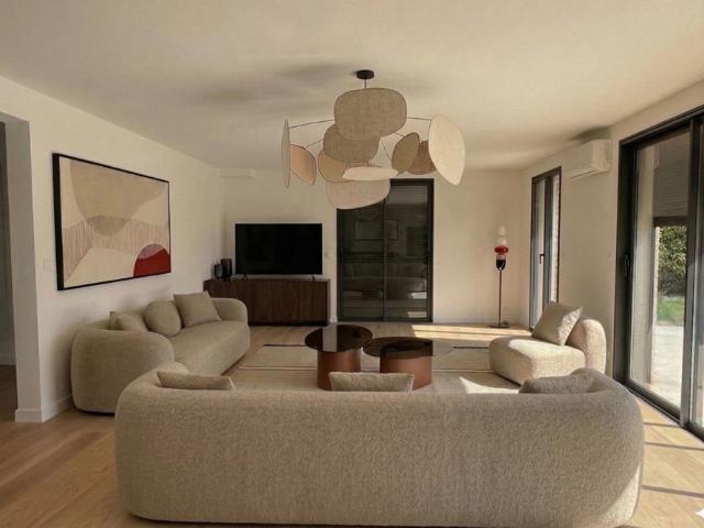 ÉGUILLES VILLA CONTEMPORAINE PRESTATIONS HAUT DE GAMME DOMAINE SÉCURISÉ