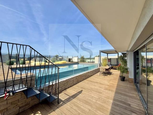 PROCHE VILLAGE ÉGUILLES – APPARTEMENT ROOFTOP EN DERNIER ÉTAGE AVEC PISCINE ET VUE PANORAMIQUE