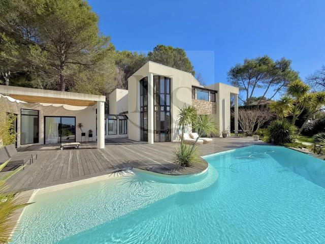 ÉGUILLES / PROPRIÉTÉ D’EXCEPTION –ARCHITECTURE CONTEMPORAINE AVEC VUE PANORAMIQUE