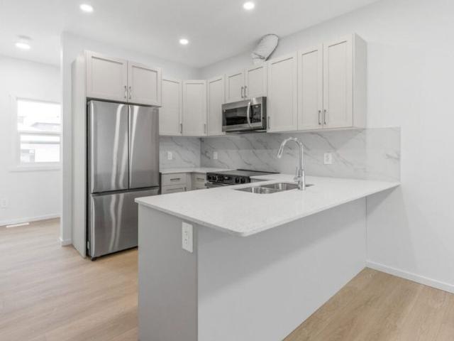 Edmonton Unfurnished townhouse Rental in Ellis Greens Luxury 3 bedroom Townhome with double garage! Main Floor
