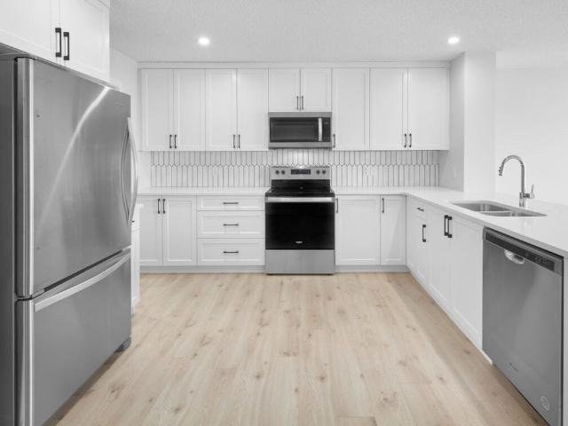 Edmonton Unfurnished townhouse Rental in Glenridding Ravine Duplex in Saxony Glen Perfect for Families and Professionals Alike!