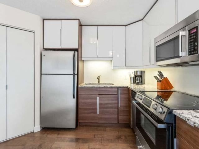 Edmonton Furnished Condo Rental in University & Whyte Ave Condo Living On Convenient Saskatchewan Drive With Amazing Amenities!