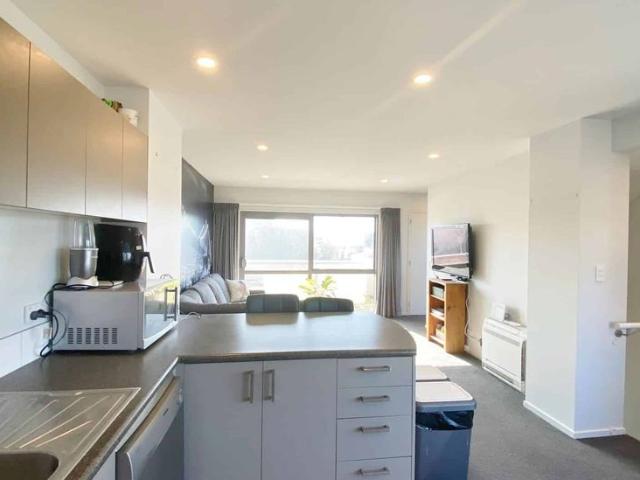 EDGEWARE 2 BEDROOMS, 1 BATHROOM, 2 HEATPUMPS, SINGLE GARAGE