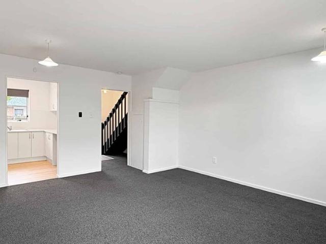 EDGEWARE RENOVATED TOWNHOUSE, TWO BEDROOMS, HEAT PUMP, CARPARK