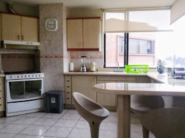 Edif los Arupos 5to piso Centro de Cuenca: Hermosa vista, Amplia área social, 3 habitaciones, 2 parqueos